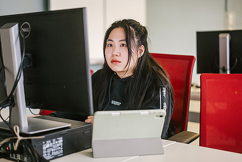 Studentin am PC
