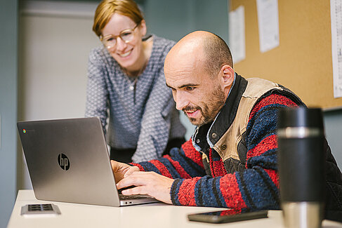 Professorin und Student am Laptop in einer praxisorientierte Lehrveranstaltung
