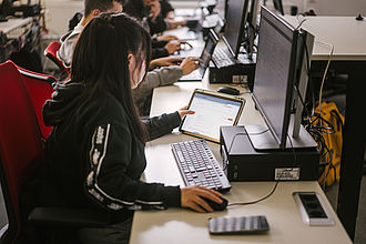 Studentin am PC und Tablet